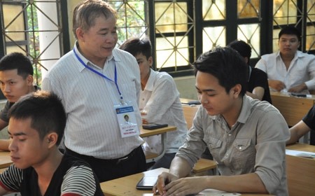 Thứ trưởng Bộ GD-ĐT Bùi Văn Ga động viên thí sinh trước giờ thi đại học.